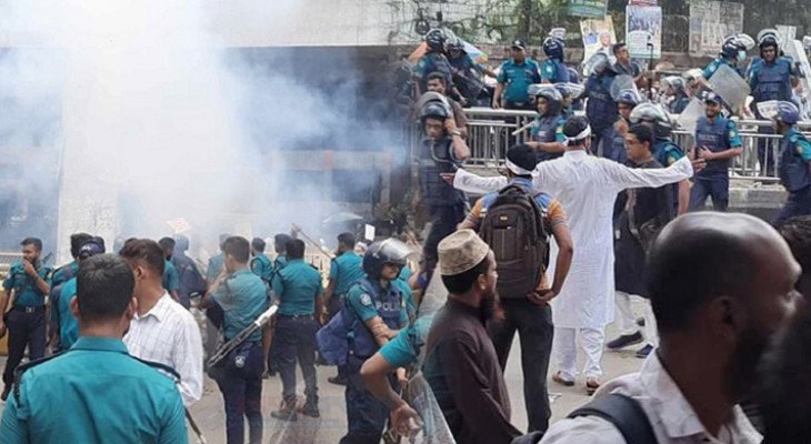 আন্দোলনরত এমপিওভুক্ত শিক্ষকদের ওপর পুলিশের সাউন্ড গ্রেনেড-লাঠিচার্জ